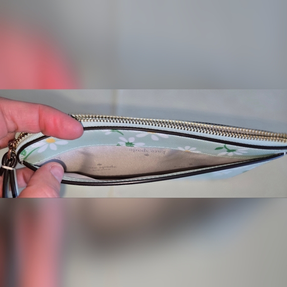 Kate Spade Lucy Day Tripper Daisy Medium L-Zip Wristlet NWT - Picture 9 of 9